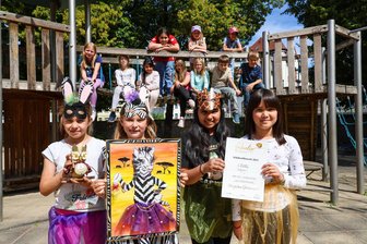 Märchenfilmfestival Fabulix: Hort der Auer Weltentdecker verteidigt Titel bei Schulwettbewerb - Mila Voigt, Jolina Wolf, Ariana Ibrahim und Zahra Mirzai (v. l.) vom Auer Hort sind stolz auf den 1. Platz.