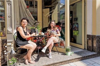 Märchenfilmfestival Fabulix in Annaberg: Händler der Innenstadt üben Kritik - Genossen am Sonntag das schöne Wetter und die begeisterte Stimmung am Finaltag des Märchenfilmfestivals: Anke Gross, Tochter Anna-Lisa und Hund Mini. Zum verkaufsoffenen Sonntag hatten sie die Türen ihres Geschäftes geöffnet.