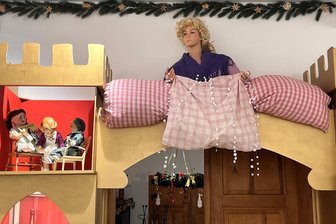 Märchenforscherin aus Weimar hält Vortrag in Reichenbach - Frau Holle schüttelt im Neuberin-Museum überm Eingang zum Ausstellungssaal ihre Betten aus.