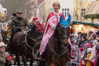 Märchenhaft: Prinzessinnen, Könige und Engel ziehen durch Auerbach - Märchenhaft: Prinzessinnen, Könige und Engel ziehen durch Auerbach. Der Auerbacher Märchenumzug gilt laut Stadtverwaltung als größter in Sachsen.