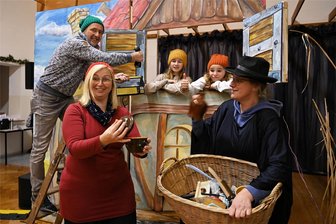 Märchenhaft: Proben für ein Schauspiel laufen in Langenleuba-Oberhain - Virginie Löhrmann (vorn, links) und Kerstin Bernhardt (rechts) in einer Szene mit Jörg Kemter, Lucy und Malin.