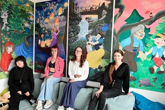 Märchenhaft schön: Junge Vogtländerinnen schaffen besonderes Wandbild - Die jungen Künstlerinnen Victoria Roßmann, Amelie Hinkeldei, Larissa Geipel und Kristina Pfeil (von links).