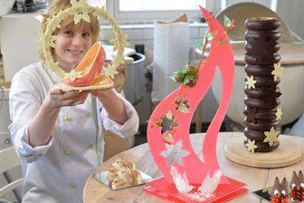 Märchenhafte Backkunst aus Helbigsdorf: Aschenbrödels süße Verführung - Konditormeisterin Isabel Schneider mit süßen Kunstwerken aus ihrem Meisterprojekt in der elterlichen Bäckerei in Helbigsdorf.
