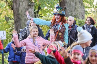 Märchenhafter Besuch im Schlosspark Lichtenwalde - Alice, der Hutmacher und die Herzkönigen sind mit den Kindern durch den Park gelaufen und haben auf der Parkbühne getanzt.