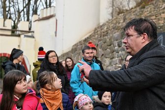 Märchenhafter Jahresausklang auf der Rochsburg - Gästeführer Michael Kreskowsky erzählte viel Interessantes zur Geschichte der Rochsburg. 