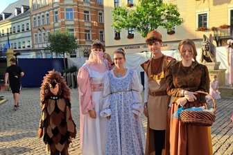 Märchenhaftes Erzgebirge: Geheimnis um Fabulix-Motto gelüftet - Familie Wicklein aus Ehrenfriedersdorf hat bei einem früheren Märchenfilmfestival mit nachgeschneiderten Kostümen aus dem Aschenbrödel-Film für Aufsehen gesorgt.