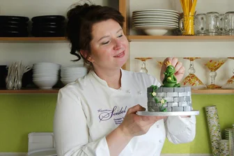 Märchenhaftes Erzgebirge oder warum Froschkönige hier nicht an der Wand landen - Für Konditor- und Bäckermeisterin Doreen Seidel aus Gelenau sind Märchen ihr täglich Brot. Hier sitzt der Froschkönig auf einer Eistorte, die mit Fabulix-Tickets verschenkt wird.