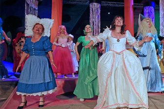 Märchenhaftes Sommerspektakel im Plauener Parktheater: Quirlige Musicalshow mit opulenten Bildern begeistert Zuschauer - Die Märchenwelt in „Snow White and Me“ wurde völlig durcheinandergewirbelt. Das Publikum erlebte ein buntes Spektakel mit vielen Wendungen.