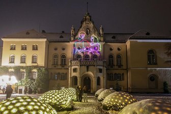 Märchenhaftes Westsachsen: Tipps für entspannte Familienausflüge im Landkreis Zwickau - In ein echtes Märchenschloss verwandelt sich das Waldenburger Schloss jeden Abend punkt 18 Uhr. Bis zum 22. Dezember gibt es täglich eine neue Geschichte zu erleben.