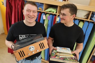 Märchenplatten und Schaufelbagger: Wie zwei Jungs aus Naundorf ihrer Kindheit begegnen - Rückkehr in die Kindheit: Lukas Bzyl (l.) und Luca Seres besuchen ihre frühere Kita in Naundorf und schwelgen in Erinnerungen.