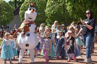 Märchenschloss Lichtenwalde: Was Besucher erwartet - Mehrmals im Jahr steigt im Schlosspark Lichtenwalde der sogenannte Sterntaler Day. Am 15. Mai führte sogar ein Schneemann die Polonaise aus kleinen Märchenfreunden samt Eltern und Großeltern an. Auch in den kommenden Jahren soll es in den das Barockschloss umgebenden Grünanlagen märchenhaft zugehen. 