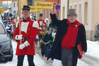 Märchenumzug im Erzgebirge: Wenn der passende Prinz gesucht wird - Beim Märchenumzug zum Weihnachtsmarkt in Thum, hier eine Aufnahme aus dem Vorjahr, werden für kurze Zeit die bekannten Märchen zum Leben erweckt.