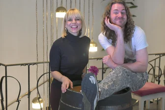 Märchenzauber in Freiberg: Julia Domke als Gretel, Yannik Gräf und Frank Unger als Hexe - Julia Domke und Yannik Gräf sind als Gretel und Hexe (im Wechsel mit Frank Unger) in der Märchenoper „Hänsel und Gretel“ am Mittelsächsischen Theater in Freiberg zu erleben.