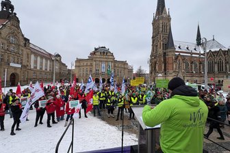 Mäßige Beteiligung bei Lehrerstreik in Chemnitz - Mehrere hundert Streikteilnehmer versammelten sich am Dienstag auf dem Theaterplatz.