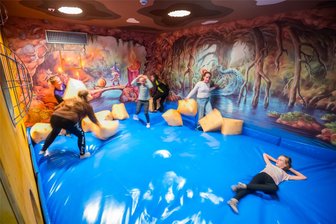 Mäusewelt im Erzgebirge: Eibenstocker Hotel lockt junge Gäste in eine bunte Fantasiewelt - Toben oder relaxen, das kann man auf dem Mäusesee. Das ist ein großes mit Wasser gefülltes Kissen.