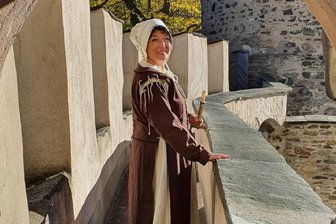 Magd Berta quittiert den Dienst: Wohin es die Museumsführerin von Burg Stein jetzt zieht - Bianca Jokisch führt am Sonntag letztmalig als Magd Berta durchs Museum auf Burg Stein.