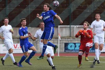 Magerkost beim Traditionsderby - Szene mit Seltenheitswert: Der Rochlitzer Lukas Weigel tauchte gefährlich vor dem Frankenberger Tor auf. Gästekeeper Maximilian Schöne konnte seinen Kasten jedoch 90 Minuten lang sauber halten.