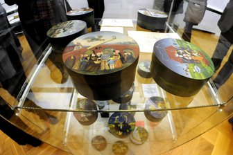 Magie der Märchen: Filme in Annaberg, Riesen-Bilder in Hainichen - Von Günther Hofmann bemalte Spanschachteln sind bald in zehnfacher Vergrößerung zu sehen.