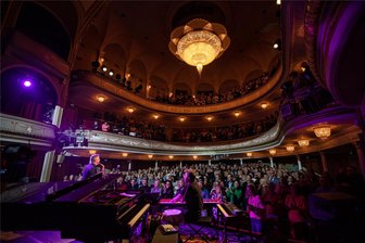 Magie im proppevollen Theater: Duo Stiehler/Lucaciu stiehlt Weltklasse-Zauberer in Plauen die Show - Jubel unterm Kronleuchter: Saxophonist Antonio Lucaciu und Sascha Stiehler am Piano wickelten das Publikum um die Finger.