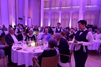 Magie trifft Kulinarik: Exklusives 5-Gänge-Menü im Königlichen Kurhaus Bad Elster - Den Gästen wurde ein exklusives 5-Gänge-Dinner gereicht.