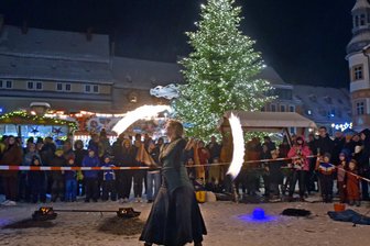 Magie und Zauber: Weihnachtsmärkte in Höfen, im Wald und in alter Baumwollspinnerei - Der Weihnachtsmarkt in Oederan vom 5. bis 7. Dezember hat wieder Feuerspiele zu bieten.