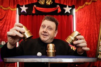 Magier aus dem Erzgebirge bereitet neue Show vor - Der erzgebirgische Magier Jo Everest bereitet den Start in die neue Spielsaison vor. Ende August wird eine neue Show Premiere haben. Doch auch vorher ist er noch im Theaseum in Tannenberg zu erleben.
