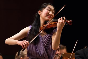 Magische Musikmomente in Markneukirchen: Von Gipfelstürmern und Dauerläufern - Die 17-jährige Corina Deng (Violine, 1. Preis) riss das Publikum in der Musikhalle Markneukirchen zu Beifallsstürmen hin.