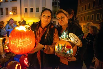 Magische Nacht im Vogtland: 3000 Besucher strömen zum Kürbisleuchten nach Adorf - Nicole Schmidt (links) und Romy Malik vom Organisations-Team freuten sich über knapp 3000 Besucher beim sechsten Kürbisleuchten auf den Marktplatz in Adorf.
