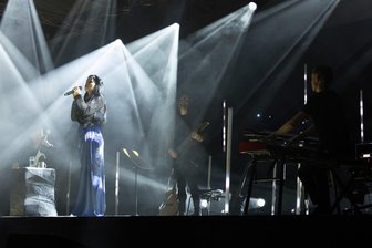 „Magische Nacht“: Weltbekannte finnische Sängerin Tarja Turunen berührt mit Konzert im Vogtland - Tarja Turunen mit Band war mit ihrem „The Spirit of Christmas“-Programm in der Musikhalle Markneukirchen zu Gast.