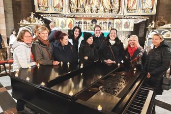 Magische Stimmung im Zwickauer Dom: Mitsing-Abend begeistert Museumsnacht-Besucher - Per App verabredet, im Dom vereint: Die „Meet5“-Gruppe beim Treffen in der Marienkirche.