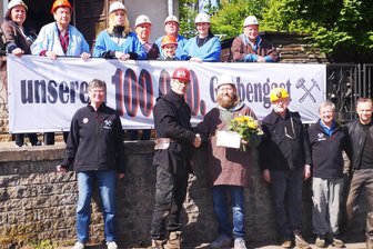 Magischer Moment: 100.000er Grubengast im Bergwerk „Alte Hoffnung Erbstolln“ - Marcel Weißer (untere Reihe 3. von links) ist der 100.000. Besucher im Bergwerk.