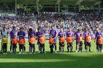 Magischer Moment: Kinder aus dem Vogtland als Einlaufkids bei FC Erzgebirge Aue gegen Borussia Mönchengladbach - Mit den Profis aufstellen und ins Stadionrund grüßen - für die Lauterbacher Traktor-Jugend ein Highlight in Aue.