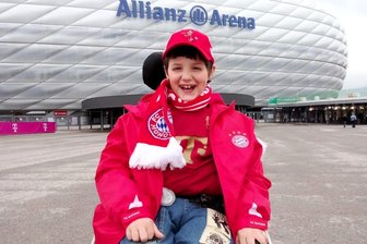 Magischer Tag für jungen körperbehinderten Vogtländer: Janek fiebert mit seinen heißgeliebten Bayern - Vor dem Anstoß: Janek Schaller voller Vorfreude auf das Bayernspiel.