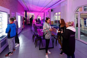 Magnet-Kaufhaus Hohenstein-Ernstthal: Ein Pausenraum für Gymnasiasten? - Mit vielen Sitzgelegenheiten, Getränke- und Snackautomaten, Bücherregal und Spielen lädt das ehemalige Kaufhaus Magnet wieder zum Verweilen ein.