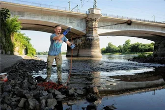 Magnetfischen in Sachsen: Kann man mit Schrottangeln Geld verdienen? - Sebastian H. beim Demonstrieren des Magnetfischens an der Elbe. Sein Werkzeug, ein knapp 250 Euro teurer Neodymmagnet, hält enorme Lasten. Als Schnur verwendet er eine robuste Leine, die wie ein Kletterseil aussieht.
