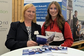 Mahle Behr nutzt Heimspiel bei Berufsmesse in Kirchberg - Die 17-jährige Lisa Getzat (re.) im Gespräch mit Kathrin Vogel-Tritschler, Personalabteilung bei Mahle Behr.