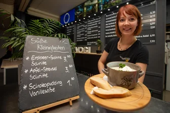 Mahlzeit in Plauen: Hier gibt’s den Mittagstisch noch für maximal 5 Euro - Chefin Samiera Hamza macht‘s möglich: Im Plauener Vogtlandgarten gibt es auch Gerichte unter 5 Euro, etwa die Käse-Lauch-Suppe.