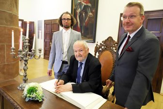 Mahnende Worte an die Stadträte von Freiberg: Arnd Böttcher mit Eintrag ins Goldene Buch geehrt - Arnd Böttcher (M.) trug sich in Anwesenheit von Landrat Sven Krüger (r.) und des amtierenden Oberbürgermeisters Martin Seltmann ins Goldene Buch der Stadt Freiberg ein.
