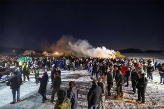 Mahnfeuer in Callenberg: Was die Protestler zu neuen Straßensperren im Landkreis Zwickau sagen - Hunderte Menschen trafen sich am Samstagabend zu einem „Mahnfeuer für den Mittelstand“ am Kreisel in Callenberg. Eingeladen hatte unter anderem der Verein „Land schafft Verbindung“.