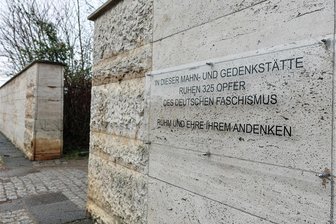Mahnmal am Schwanenteich in Zwickau hat Infotafel erhalten - Die neue Gedenktafel am Mahnmal am Schwanenteich.