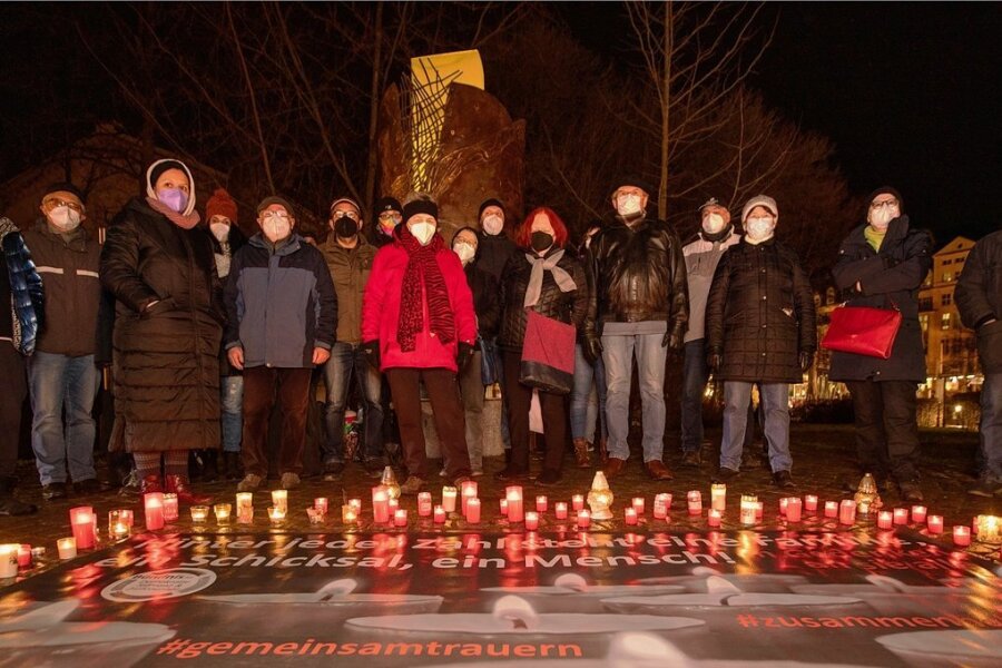 Mahnwache als Zeichen des Gedenkens in Plauen - 50 Vogtländer haben am Montagabend der Pandemie-Opfer gedacht.