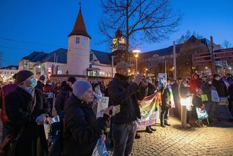 Mahnwache für die Ukraine am Plauener Wendedenkmal - Zu einer Mahnwache hatten sich am Montagabend in Plauen Demonstranten getroffen, um gegen den Ukrainekrieg zu protestieren.