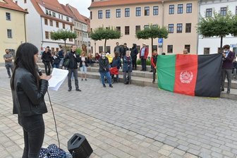 Mahnwache in Freiberg: Afghanische Studenten dankbar über Solidarität - Norges Mashrafi spricht bei der Mahnwache in Freiberg für die Menschen in Afghanistan.