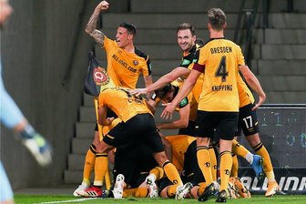 Mai und Dynamo genießen den Moment - Irgendwo unter der schwarz-gelben Jubeltraube liegt Sebastian Mai, der Torschütze zum vorentscheidenden 2:0 für Dresden. 