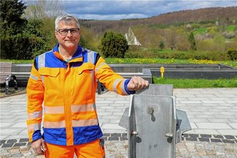 Maibaum morsch - Brauch fällt dieses Jahr in Bad Schlema aus - Steffen Dörfer, der Leiter des Bauhofs Bad Schlema, an der Halterung, die den Maibaum aufnehmen sollte.