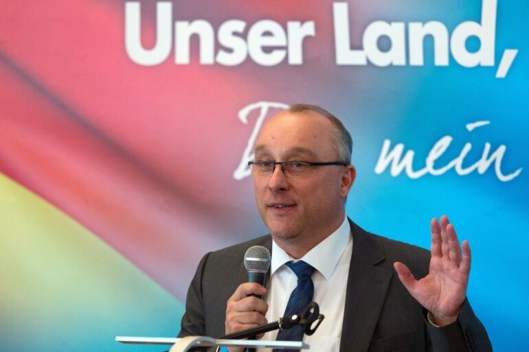Maier steigt zur Nummer 2 auf - Jens Maier, Richter am Landgericht in Dresden, wurde vom Landesparteitag der AfD auf den zweiten Listenplatz für die Bundestagswahlen gesetzt.