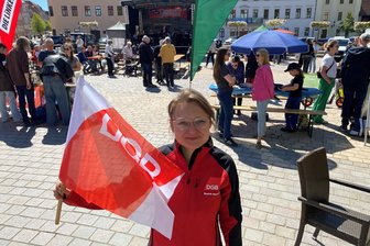Maifeier in Freiberg: 500 Gäste bei DGB-Kundgebung auf dem Schlossplatz - Gewerkschafterin Sandra Göbel auf dem Schlossplatz in Freiberg.