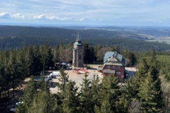 Maifest, Männertag, Muttertag: Warum es sich an diesen Tagen lohnt, auf den Auersberg zu gehen - Blick aufs Auersbergplateau. Am Berggasthof steht seit Montag ein Partyzelt, wo künftig Veranstaltungen stattfinden.