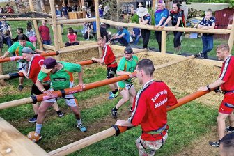 Maifestspiele auf der Koppel in Fraureuth wieder mit XXL-Fußball-Kicker - Um 10 Uhr wird das Turnier um den Wanderpokal angepfiffen. Dieser war schon 2022 (im Bild) hart umkämpft. 