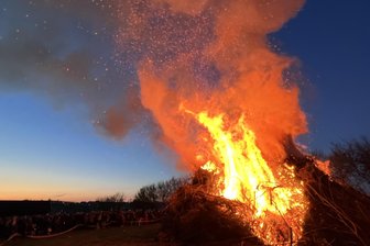 Maifeuer in Mittelsachsen: So achten Feuerwehren auf die Sicherheit - Das Hexenfeuer in Dittersbach findet am 30. April bereits zum 26. Mal statt.